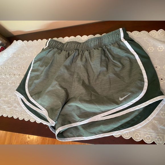 Women's Nike running shorts - Picture 1 of 3